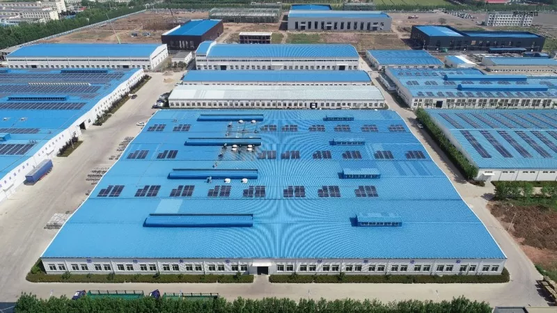Como foi alcançada a estrutura de grande vão do edifício de construção da fábrica de roupas com estrutura de aço?