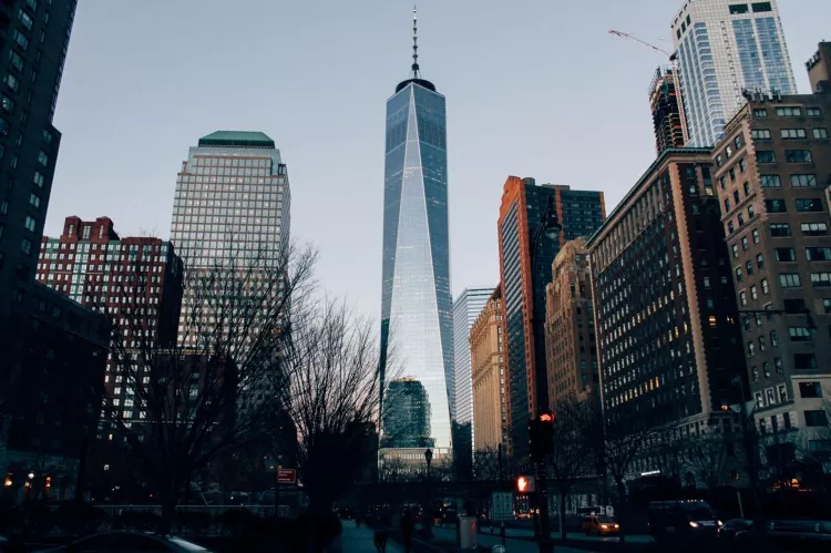 Como é a mundialmente famosa construção da torre financeira com estrutura de aço?