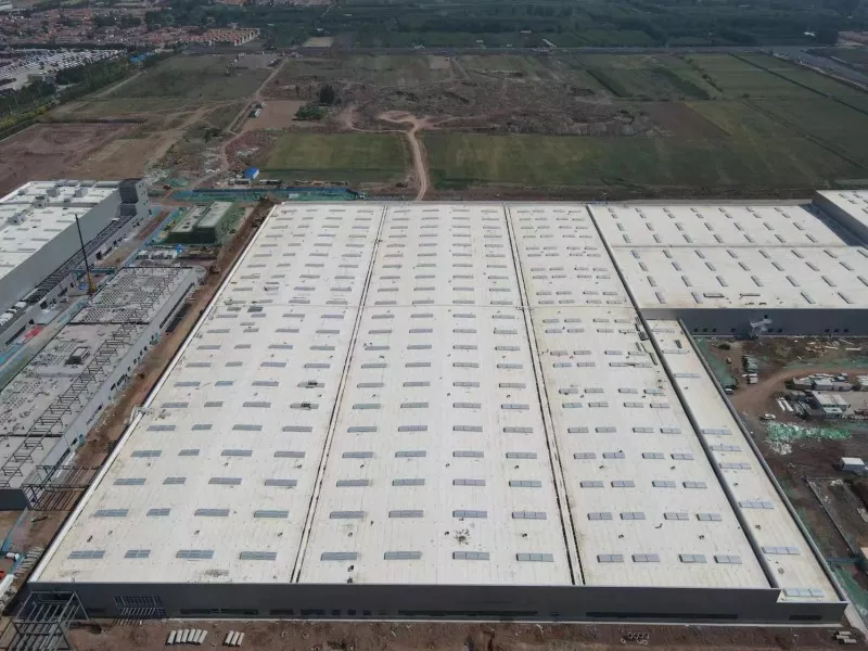 Para quais cenários a construção de armazéns com estrutura de aço em grande escala é adequada?