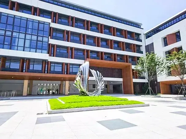 Escola de Estrutura de Aço Leve