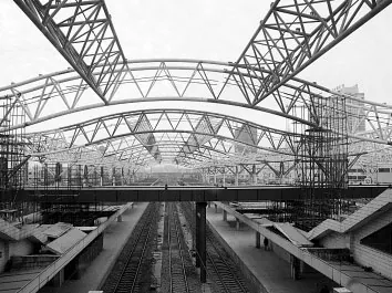 Estação ferroviária pré-fabricada com estrutura de aço leve