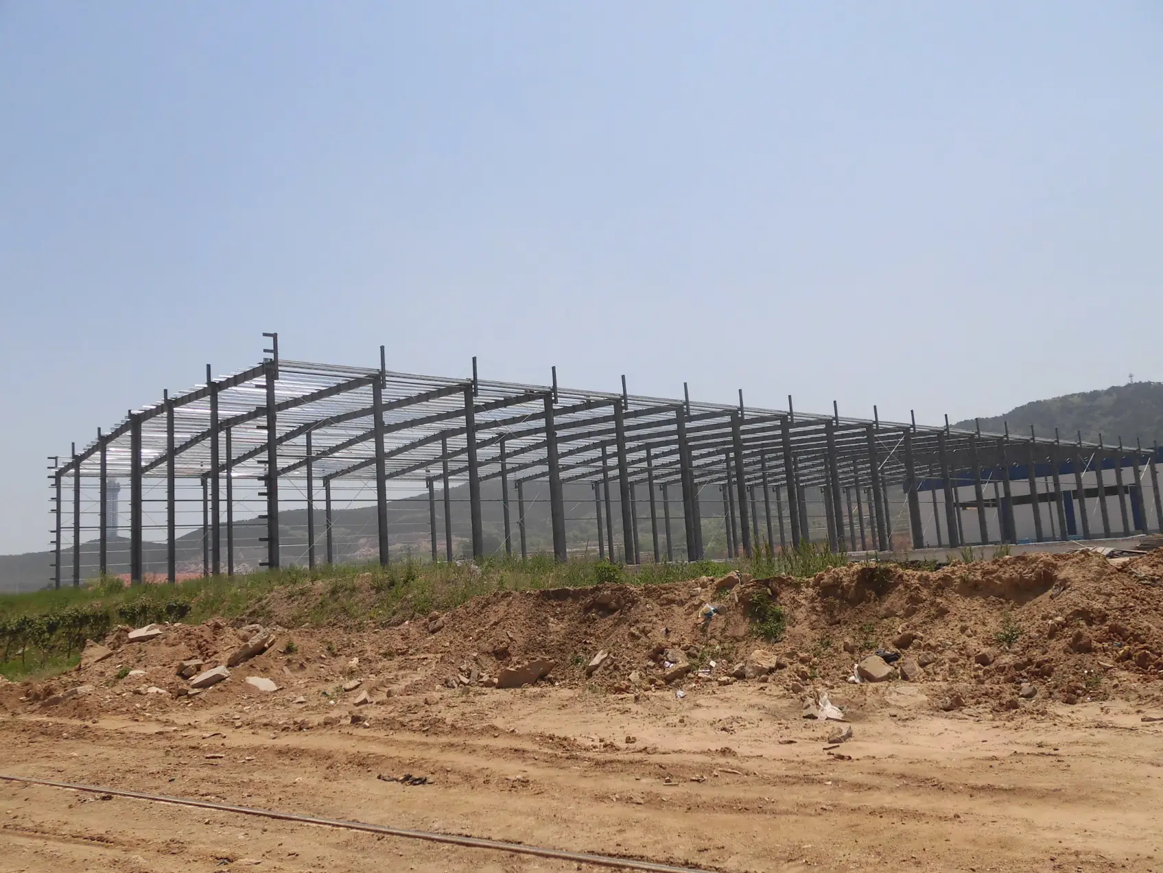 Construção de edifícios pré-fabricados para gado com estrutura de aço