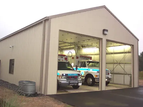 Edifício de garagem para ambulância com estrutura de aço