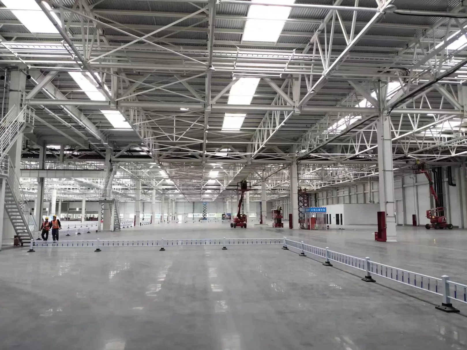Construção de fábrica de peças automotivas com estrutura de aço