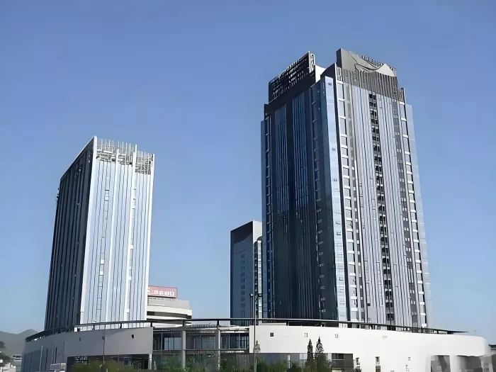 Estrutura de aço que sustenta edifício alto