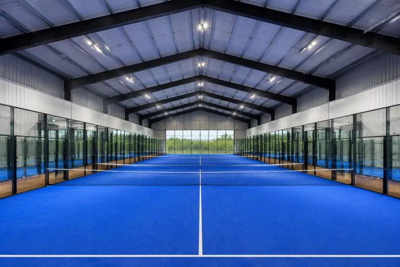Construção de quadra de padel interna com estrutura de aço