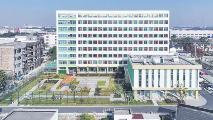 Edifício ambulatorial de saúde mental com estrutura de aço