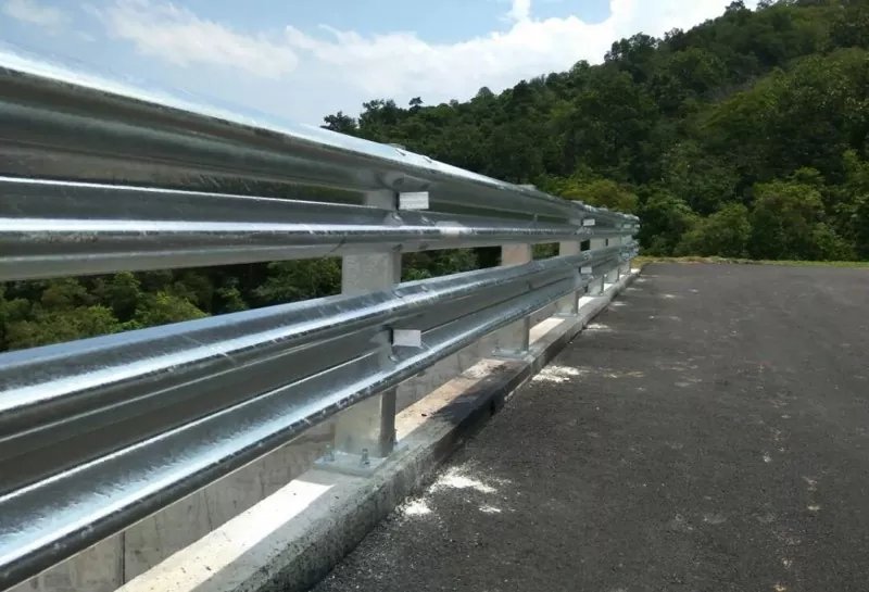 Guarda-corpo rodoviário de aço