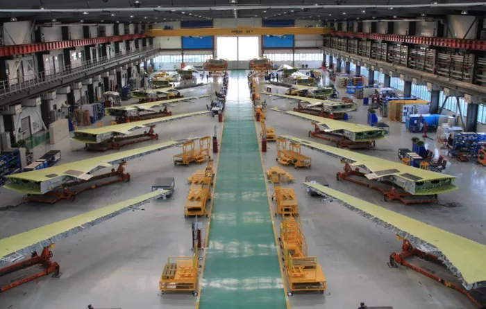 Construção de oficina de fabricação de aeronaves com estrutura de aço