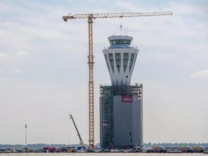 Torre de controle do aeroporto com estrutura de aço