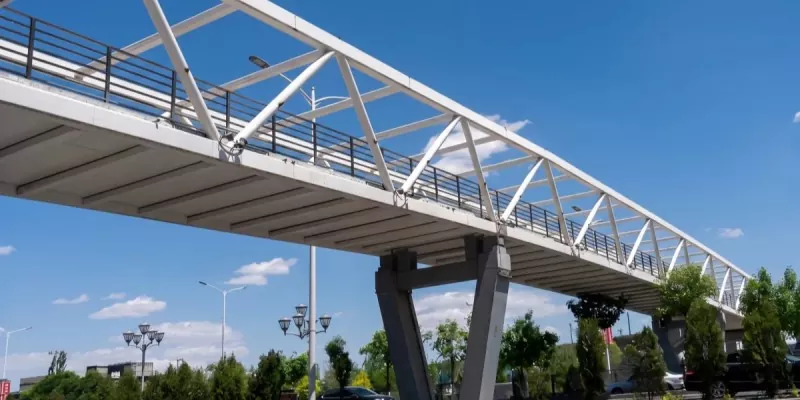 Construção de passarela urbana com estrutura de aço