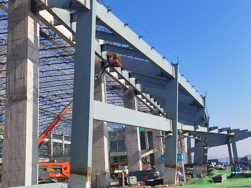 Edifício da estação ferroviária com estrutura de aço
