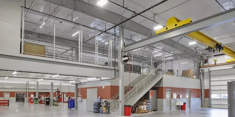 Oficina de manutenção de veículos em estrutura de aço